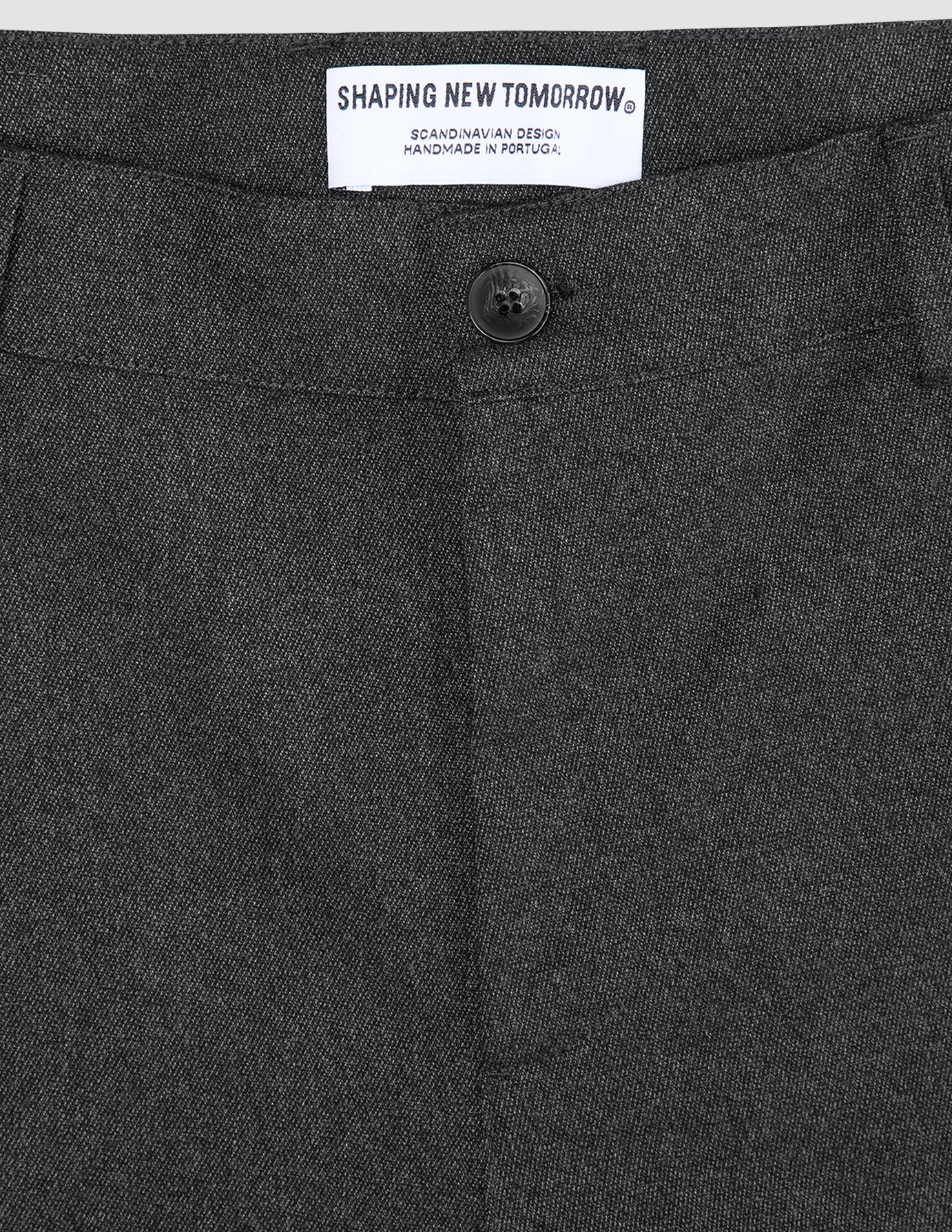 Atelier-Hose Relaxed in Dunkelgrau aus schwerem Broken-Twill mit lockerer Passform, Knopfverschluss und einem Markenetikett an der Innenseite des Bunds.